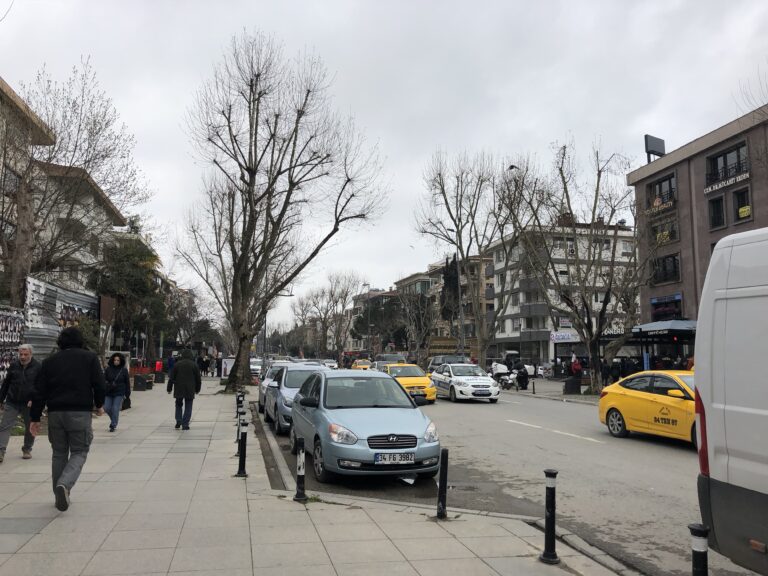 Улица Багдад в Стамбуле